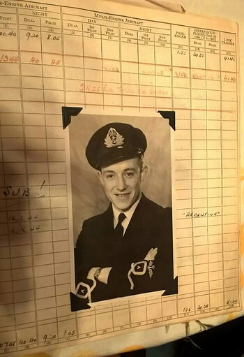 Scott pilotó Spitfires durante la