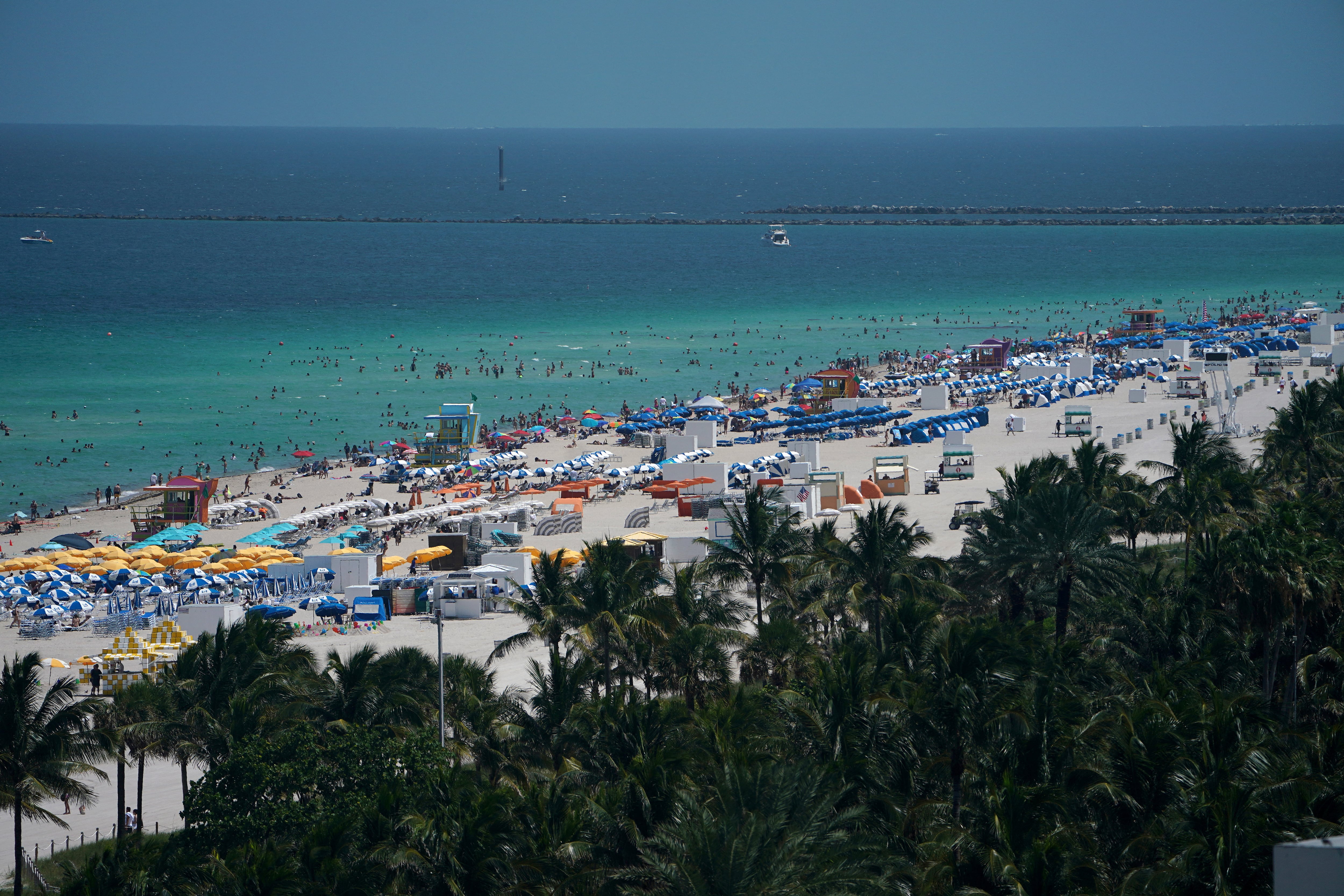 Florida mantuvo ventajas fiscales, actividades y atención médica para la jubilación, pero el aumento de vivienda, seguros y servicios redujo su ventaja frente a Wyoming (REUTERS/Carlo Allegri/File Photo)