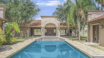 Estados Unidos remató una residencia de lujo en Mission, Texas, propiedad de Carlos Fabián Martínez Pérez, alias "El Cuate", yerno de Osiel Cárdenas Guillén. Crédito: Especial
