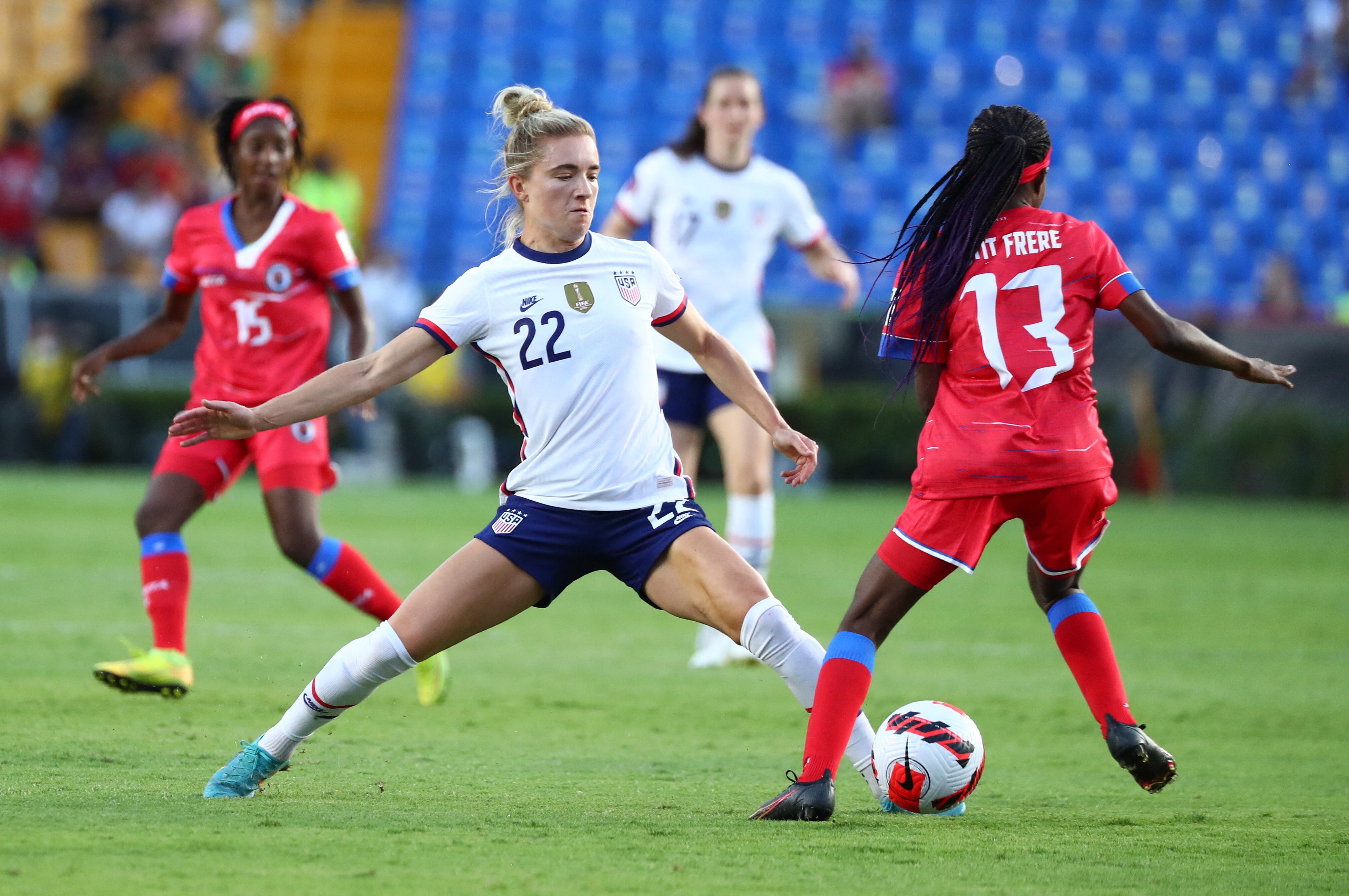 Kristie Mewis, que se desempeña en el West Ham United, en acción en un encuentro de la selección femenina de los Estados Unidos (REUTERS/Pilar Olivares)