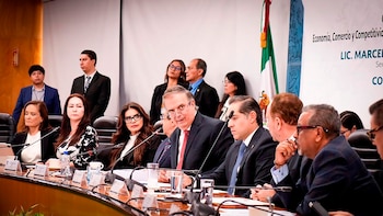 Fotografía cedida por la Secretaría de Economía de México de su titular, Marcelo Ebrard (c), en una comparecencia ante diputados este viernes, en Ciudad de México (México). EFE/ Secretaría de Economía /SOLO USO EDITORIAL/ NO VENTAS/ SOLO DISPONIBLE PARA ILUSTRAR LA NOTICIA QUE ACOMPAÑA (CRÉDITO OBLIGATORIO)