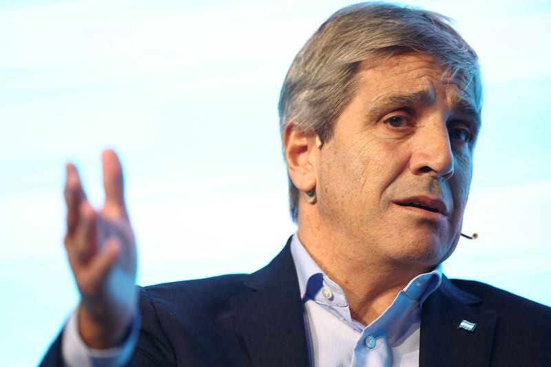 Foto de archivo - El ministro de Economía argentino, Luis Caputo, participa en un evento empresarial en Buenos Aires, Argentina. Mayo 13, 2025. REUTERS/Agustín Marcarian