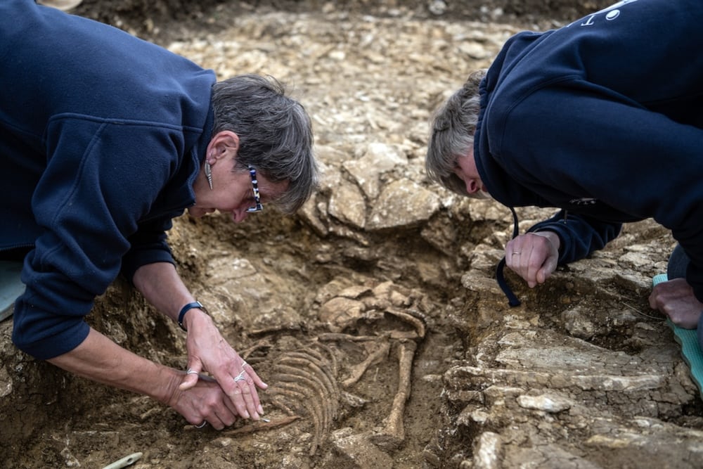 Los arqueólogos de Time trabajando en la tumba doble de dos hermanos. (Time Team)