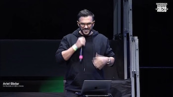 “¿Por qué me dicen vendepatria?”: alumnos de secundaria abuchearon al CEO de una fintech en un megaevento de emprendedores