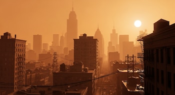 Vista panorámica de una ciudad estadounidense con rascacielos y edificios, sumergida en un denso smog. El cielo es anaranjado y un sol brillante se ve al horizonte.
