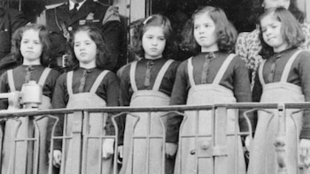 La sufrida vida de las quintillizas explotadas por sus padres, su médico y el Estado: “Vivíamos en el centro de un circo”