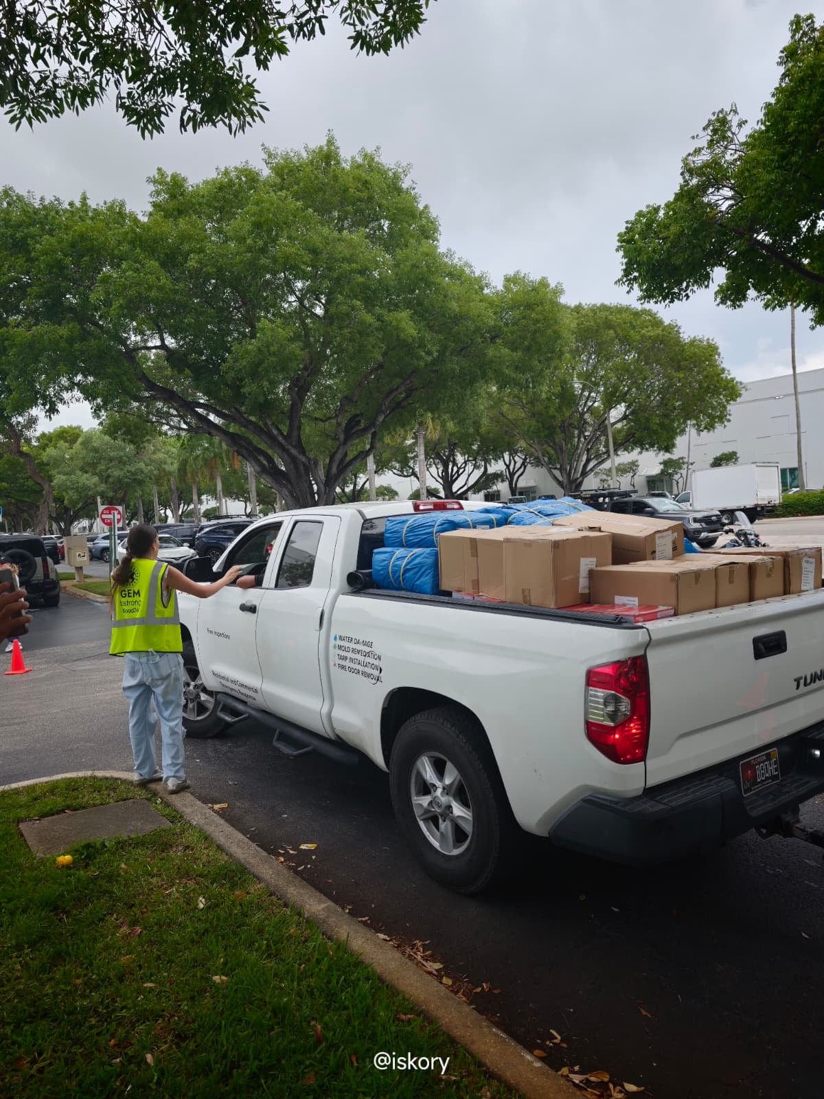 Global Empowerment Mission, con sede en Doral, empaca alimentos, agua, kits de higiene y suministros médicos para enviarlos a Venezuela (Crédito: Israel Loreto)