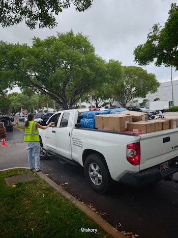 Global Empowerment Mission, con sede en Doral, empaca alimentos, agua, kits de higiene y suministros médicos para enviarlos a Venezuela (Crédito: Israel Loreto)