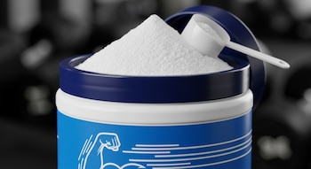 Envase azul y blanco con polvo blanco y una cuchara medidora blanca. El envase tiene un logo de brazo musculoso.