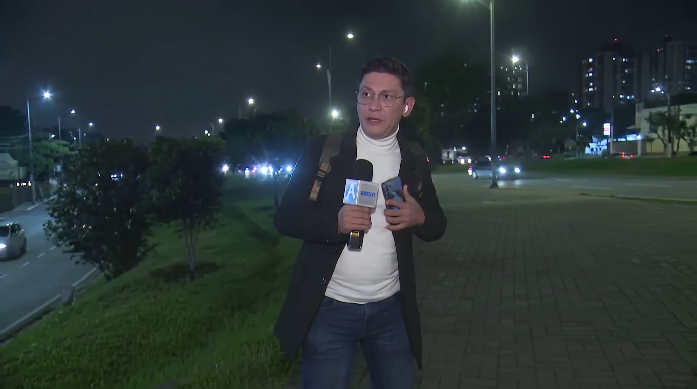 Periodista de reconocido noticiero de televisión se salvó, dos veces, de que lo robaran mientras hacía una transmisión en vivo en la calle en Bogotá: “Casi me deja sin celular”