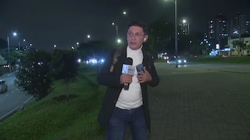 Periodista de reconocido noticiero de televisión se salvó, dos veces, de que lo robaran mientras hacía una transmisión en vivo en la calle en Bogotá: “Casi me deja sin celular”