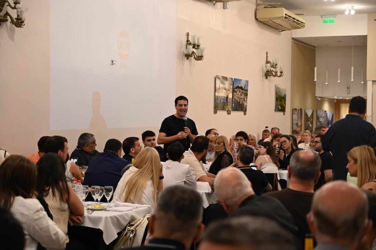 Maximiliano Abad estuvo en el tradicional restaurante Lalín en un encuentro con más de 200 dirigente junto a Daniel Salvador y Gustavo Posse. “No hay radicalismo nacional si no hay radicalismo fuerte en la provincia de Buenos Aires”, dijo