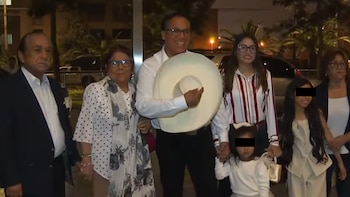 Roberto Sánchez llegó al debate presidencial acompañado por sus padres, esposa e hijas en el Centro de Convenciones de Lima