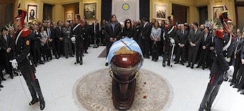 La despedida de Néstor Kirchner en la Casa Rosada reunió entre 250 mil y 500 mil personas y contó con presidentes y representantes de América Latina
Foto NA: Presidencia zzzz