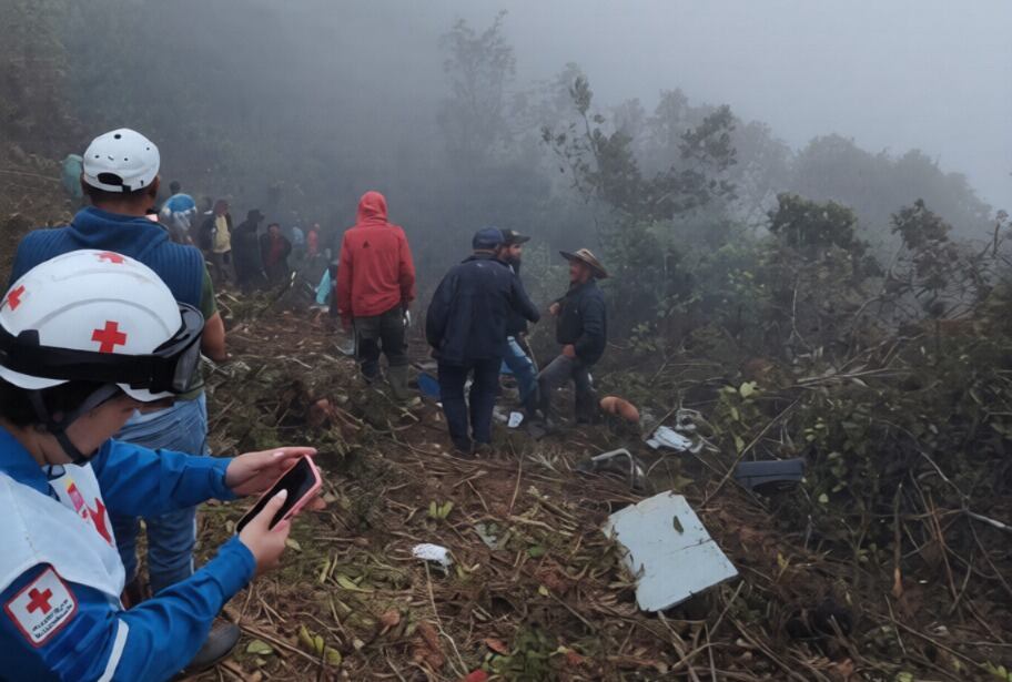 El hijo y el esposo de la mujer decidieron viajar por tierra - crédito Curz Roja