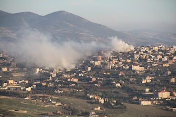 Humo tras los ataques aéreos israelíes en Khiam, Líbano a principios de enero (Europa Press/Contacto/Taher Abu Hamdan)