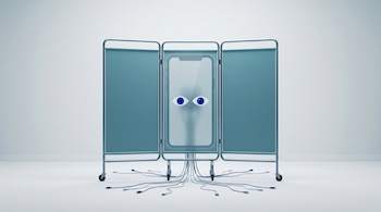 Biombo clínico de tres paneles con una silueta de teléfono, dos ojos azules en el centro y cables extendidos sobre el suelo blanco.