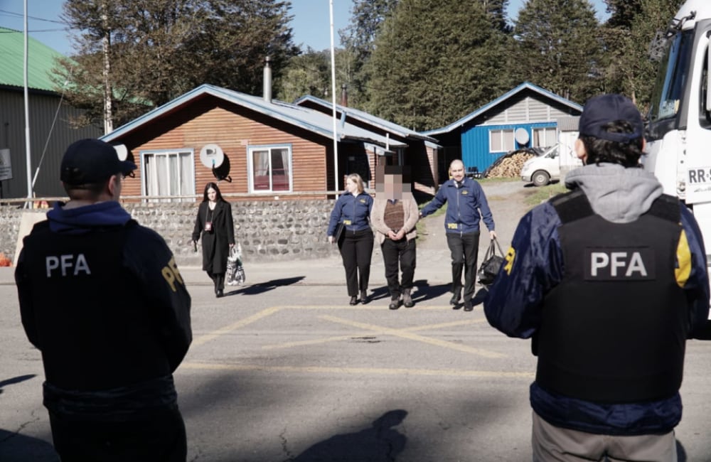 El hombre fugado en 2015 es entregado a la policía federal para enfrentar cargos en Esquel (Fuente: MPF)