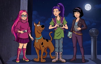 Tres mujeres de estilo animado y el perro Scooby-Doo de pie en una azotea nocturna bajo la luna llena