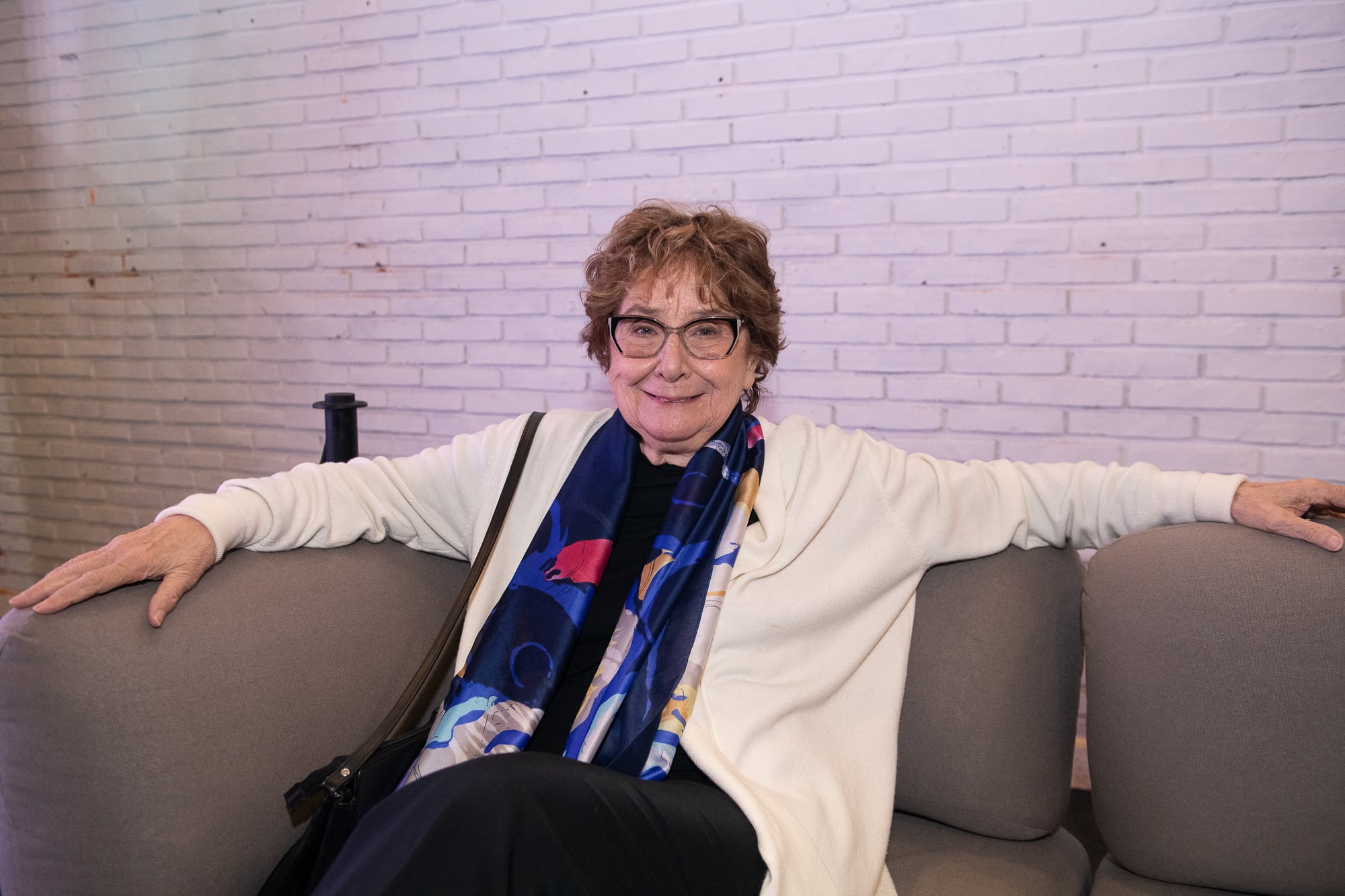 Lita Stantic con el diploma que la acredita como Doctora Honoris Causa de la Universidad de Buenos Aires (Crédito: Jaime Olivos)