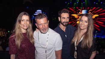 Antonio Banderas celebra el 45 cumpleaños de Nicole Kimpel y su hermana Bárbara en Starlite