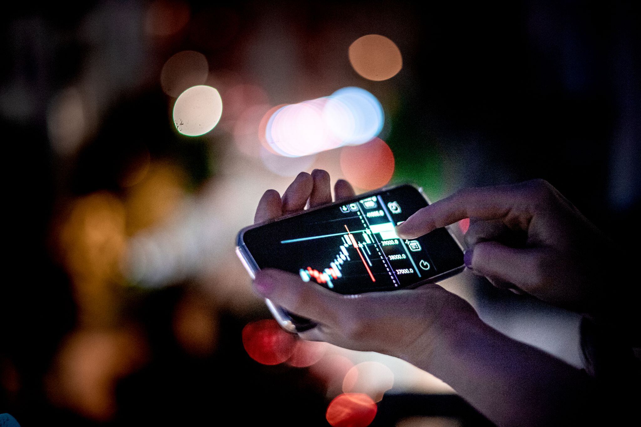 ILUSTRACIÓN - Gestiones bancarias en el móvil inteligente: la cuenta corriente tradicional no solo se digitaliza, sino que sirve de base de datos para ofertas y transacciones adicionales. Foto: Zacharie Scheurer/dpa