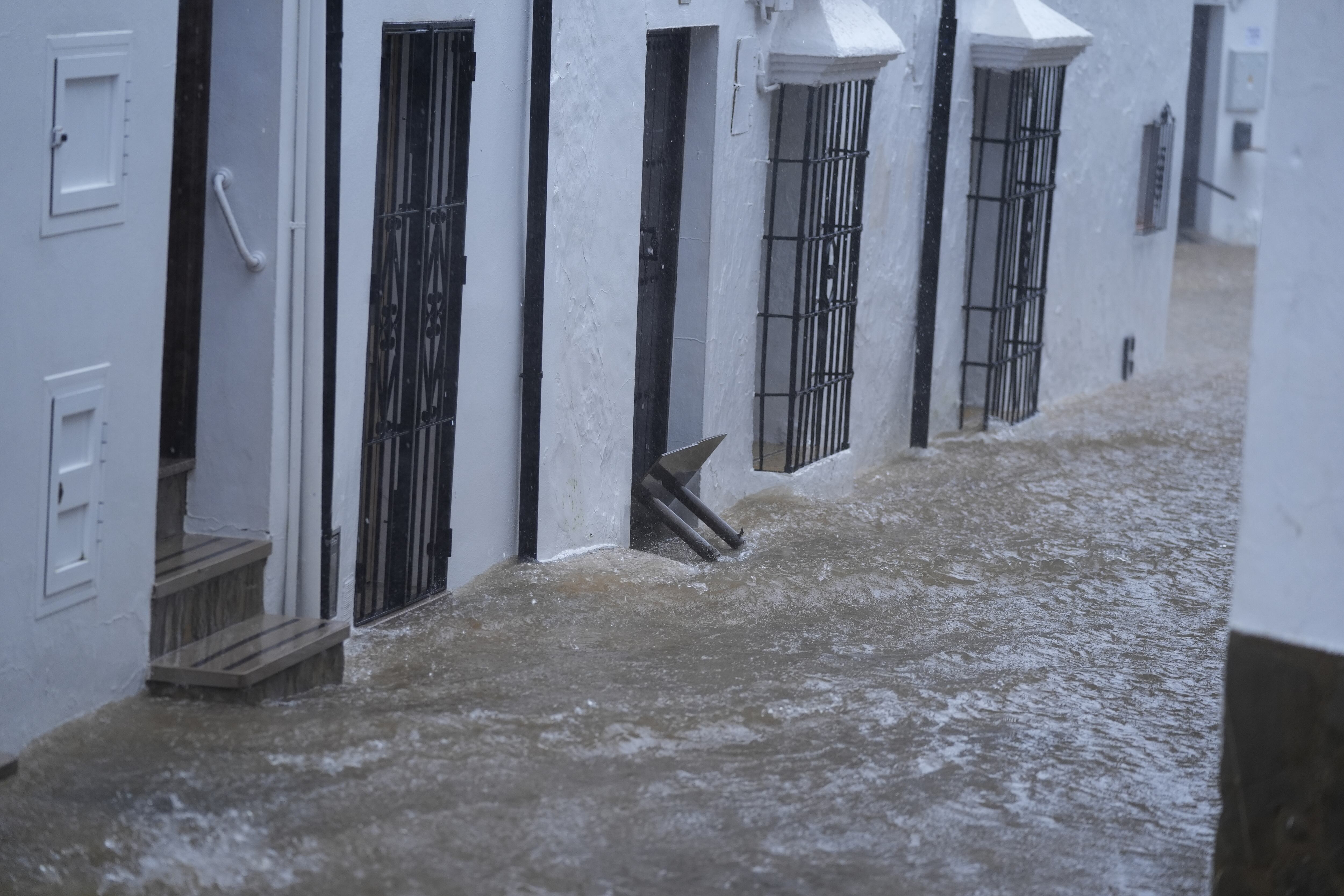Calle convertida en río en la localidad gaditana de Grazalema tras el paso de la borrasca Leonardo, a 4 de febrero de 2026, en Grazalema, Cádiz (Andalucía, España). (Joaquín Corchero/Europa Press)
