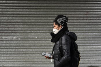 31/08/2020 Una mujer con mascarilla