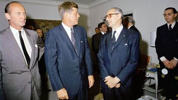 Kennedy en una reunión con