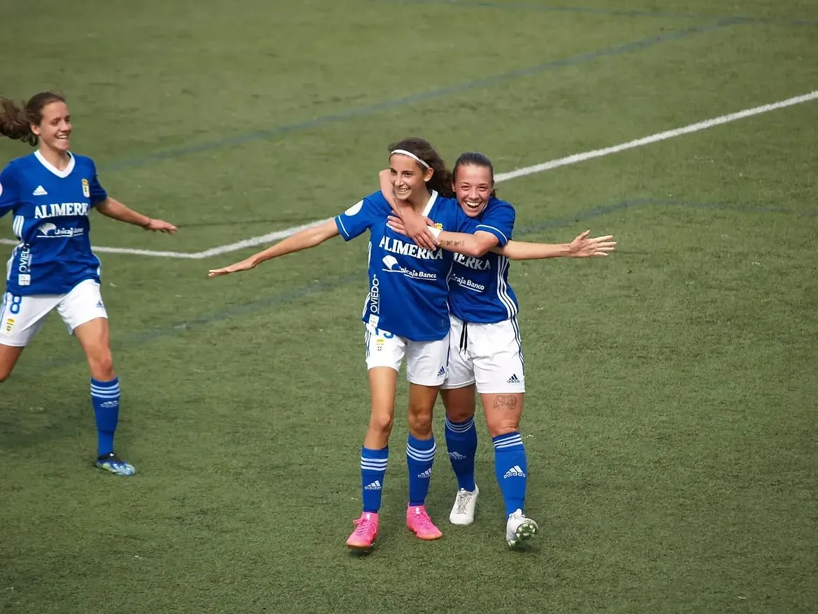 Sus primeros pasos en el fútbol fueron en el Real Oviedo luego paso por el Rayo Vallecano (@denise.garciaa__)