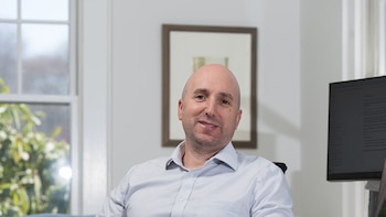 Esa junta odiosa podría ser el antídoto para que la IA no se quede con tu trabajo