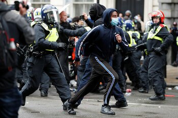 Choques entre la policía y manifestantes en la protesta contra el racismo en Londres REUTERS/John Sibley