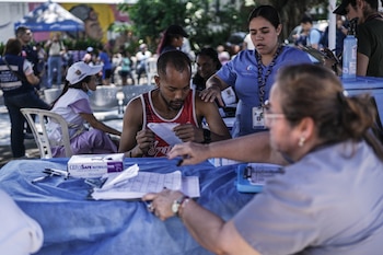 La Línea 123 atiende emergencias críticas, la Línea 137 orienta sobre atención en salud y la Línea 106 brinda apoyo en salud mental después de un sismo - crédito Iván Valencia/AP