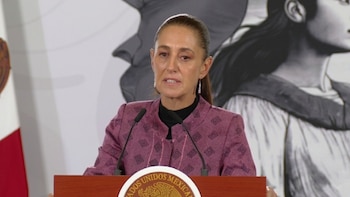 En la conferencia matutina de este lunes en Palacio Nacional, la mandataria señala que la SRE mantiene contacto con los familiares de los connacionales y les da acompañamiento mientras viajan al país sudamericano