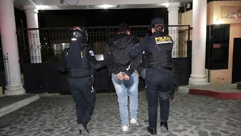 Rastrearon por GPS un celular robado y detuvieron a una sospechosa con seis teléfonos en Guatemala