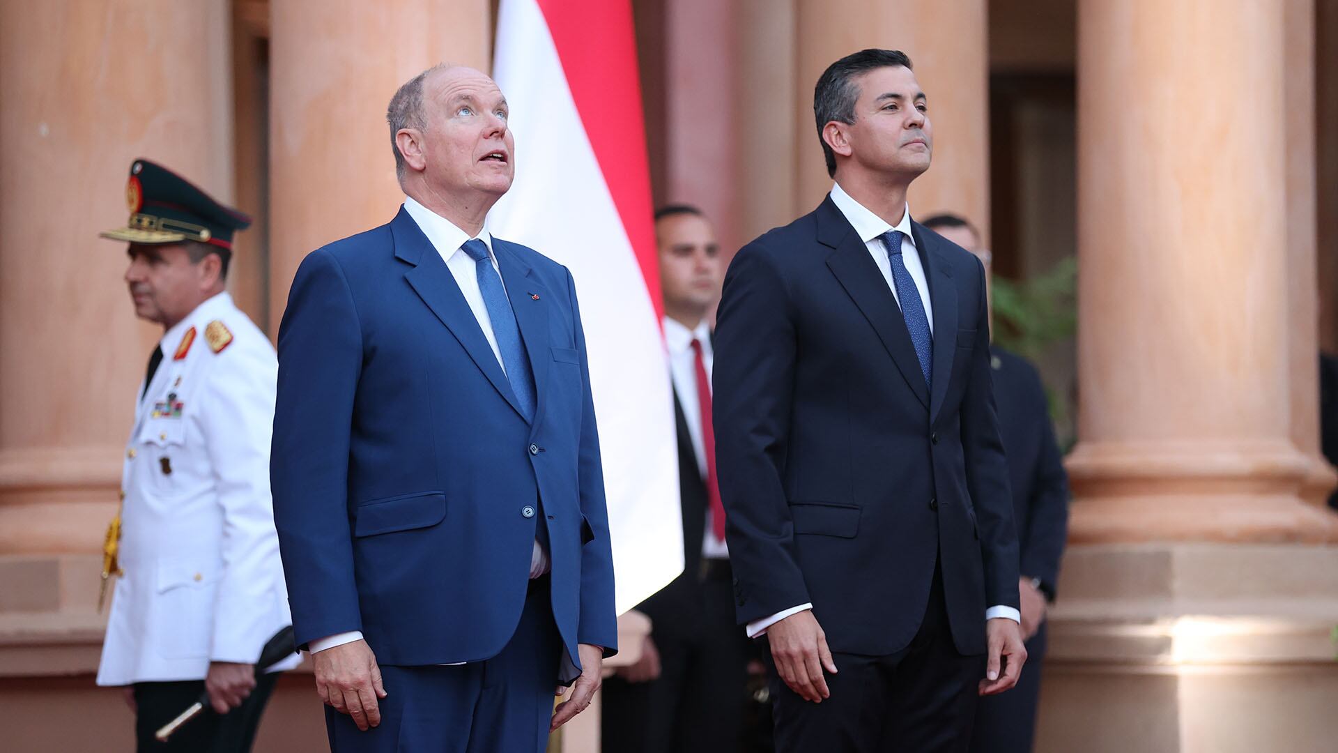 El presidente de Paraguay, Santiago Peña (d), posa junto al príncipe Alberto II de Mónaco durante una reunión este lunes, en el Palacio de López en Asunción (EFE/Juan Pablo Pino)