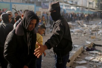 Palestinos frente a la casa