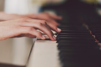 Actividades como tocar un instrumento