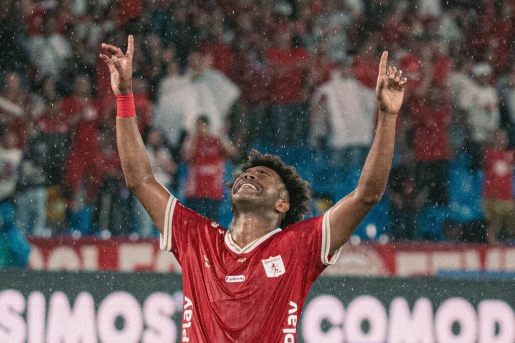 La expulsión de Daniel Valencia condicionó el trámite del partido. - crédito @AmericadeCali/X