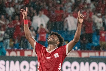 La expulsión de Daniel Valencia condicionó el trámite del partido. - crédito @AmericadeCali/X