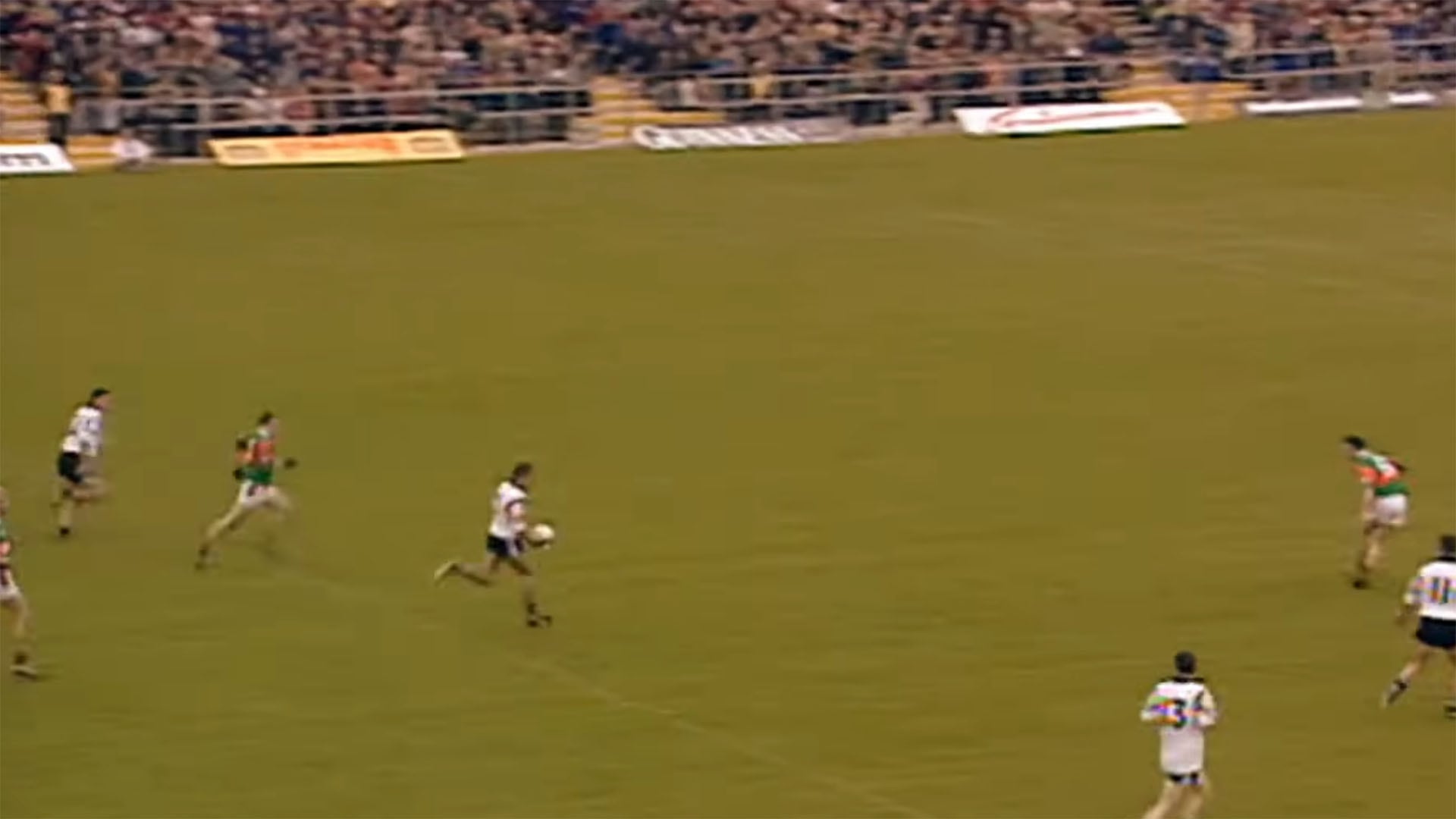 La Asociación Atlética Gaélica regula el fútbol gaélico desde 1884 y organiza torneos como la Liga Nacional y el Campeonato Irlandés (Captura de video)