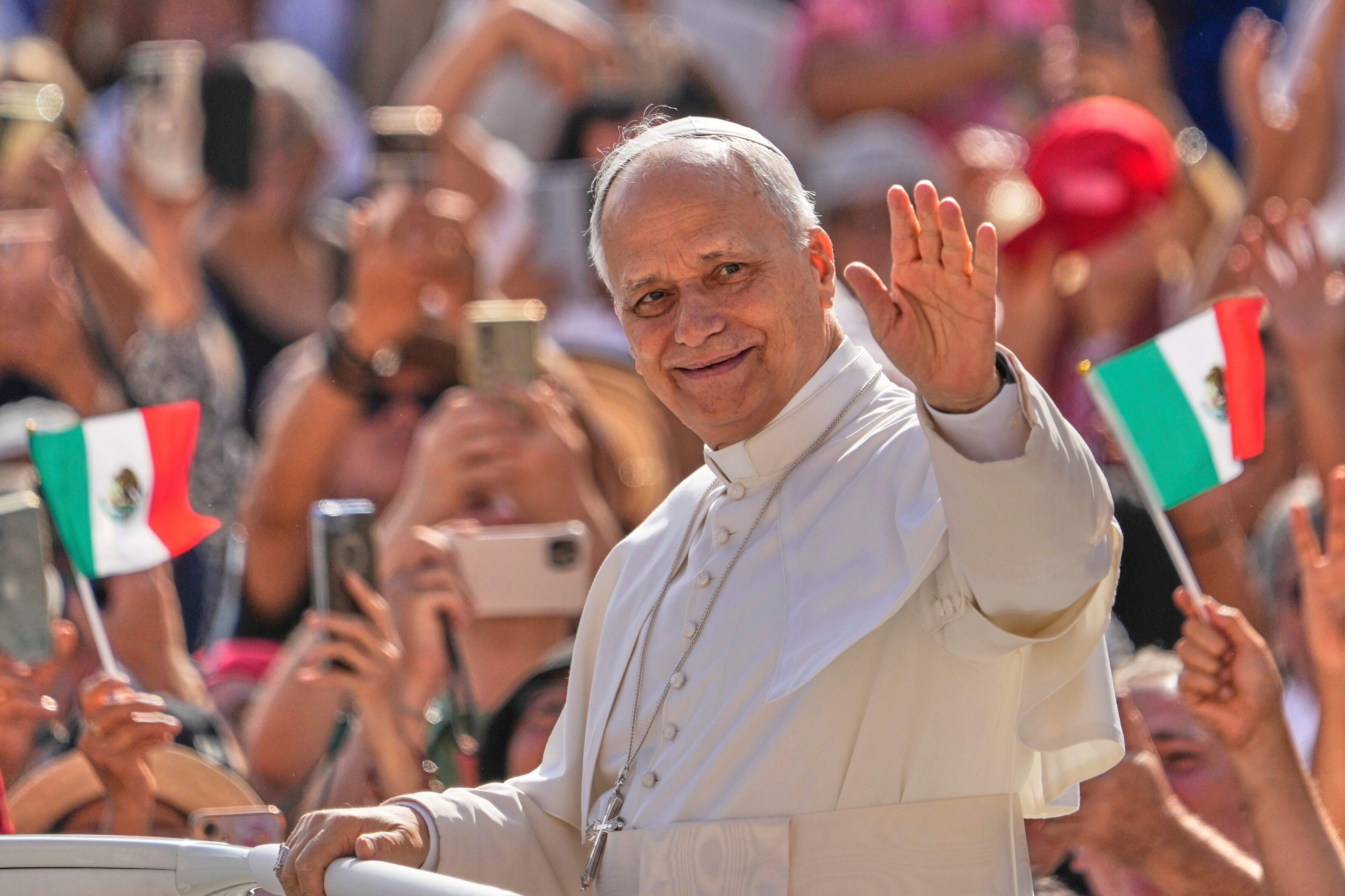 El papa León XIV llega a la plaza de San Pedro con motivo de la audiencia general semanal en el Vaticano, el miércoles 17 de septiembre de 2025. (AP Foto/Gregorio Borgia)