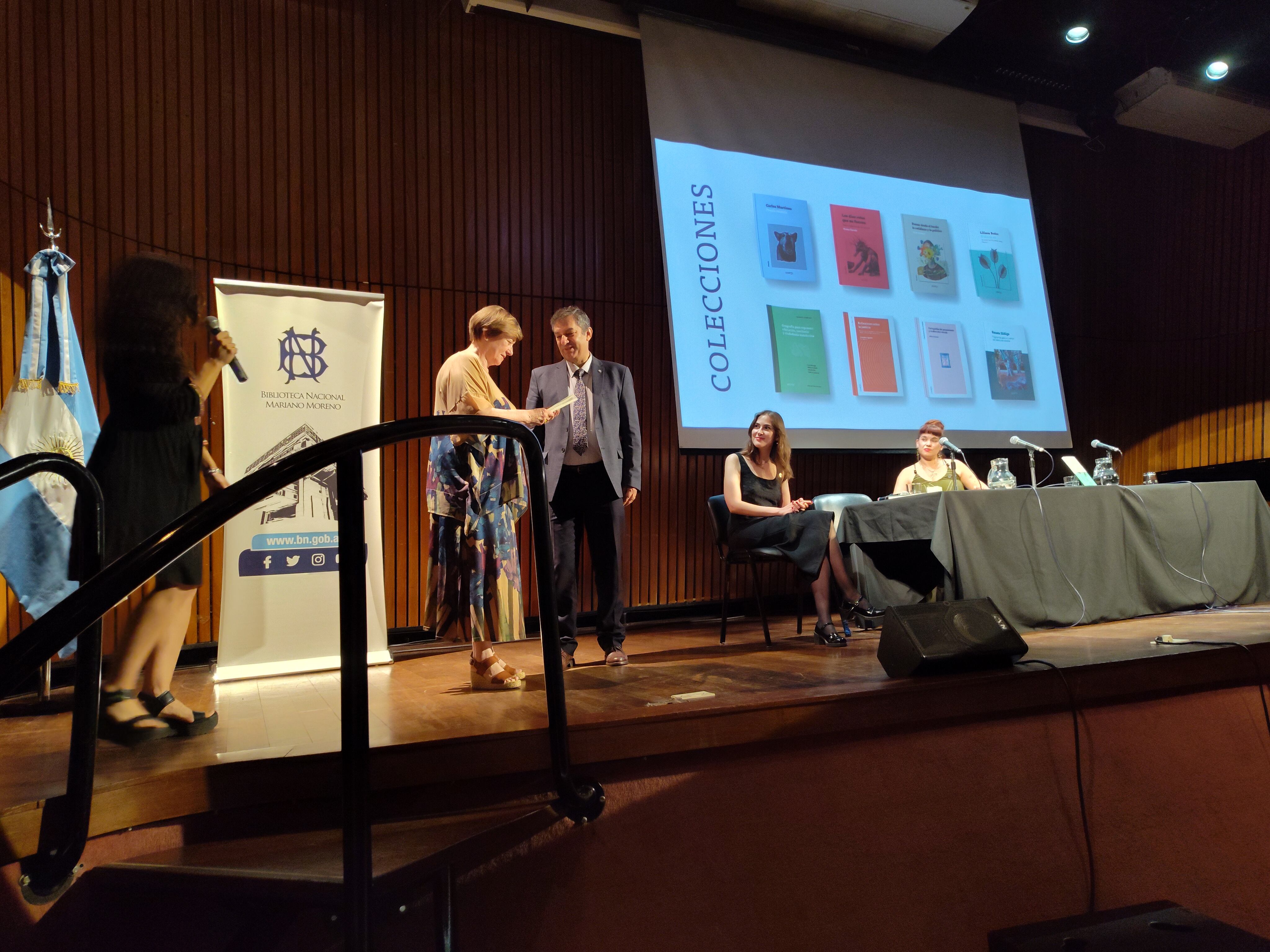 La directora de la Biblioteca Nacional, Susana Soto, con Gustavo Zonana.