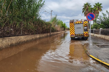 Las lluvias torrenciales caídas en la provincia de Tarragona han obligado a cortar carreteras y han afectado a varias líneas de tren de Rodalies. (EFE/Javier Díaz)