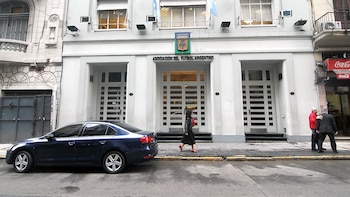 El frente del edificio de