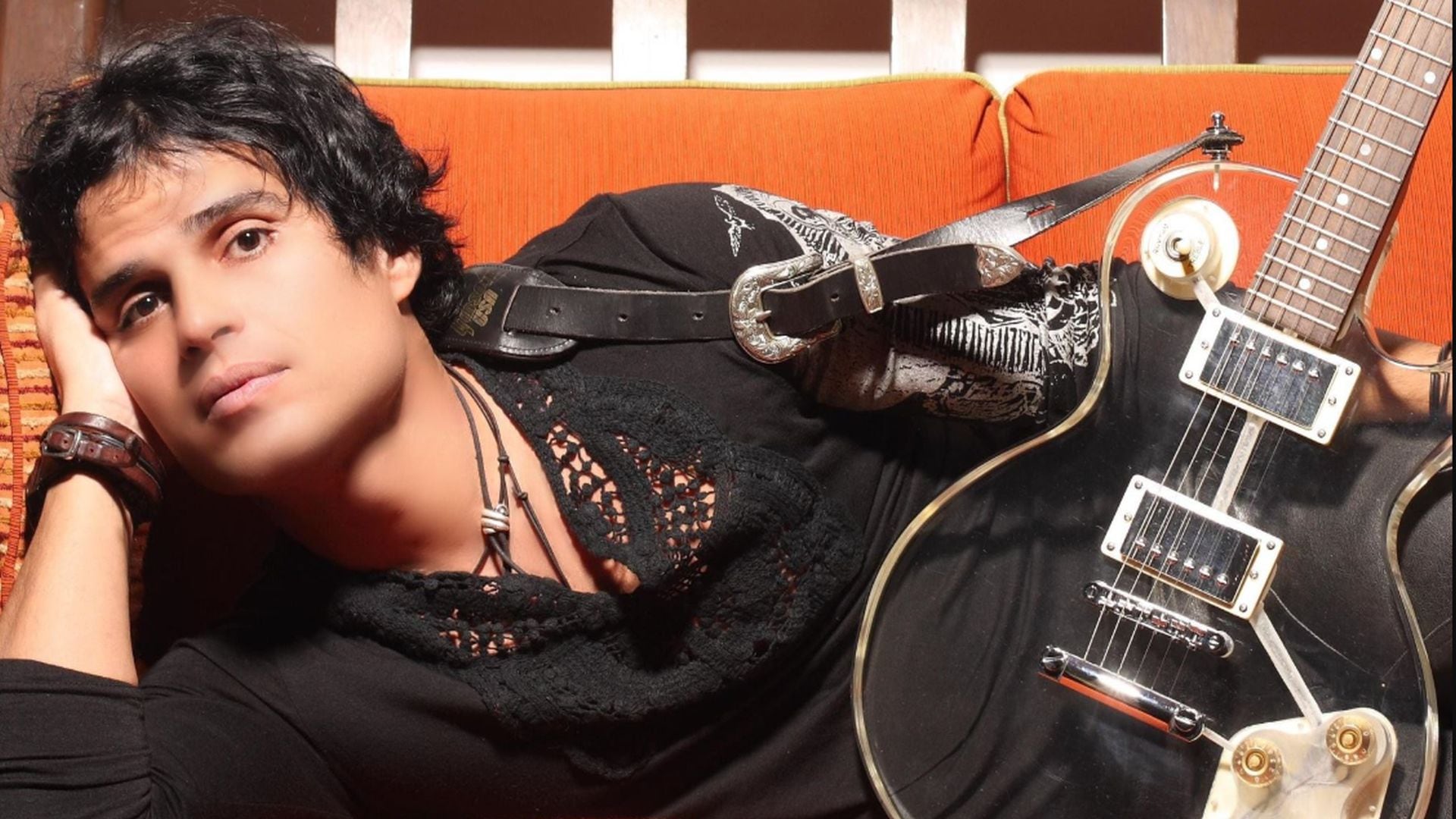 Con su estilo único y su voz inconfundible, Pedro Suárez-Vértiz revolucionó el pop-rock peruano, creando himnos inolvidables que aún laten en la memoria musical del país. (Andina)