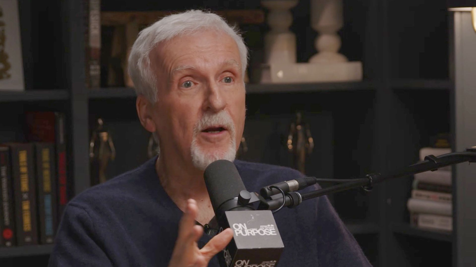 James Cameron defiende la experiencia colectiva del cine en salas, resaltando la importancia de la empatía y la conexión humana en sus historias