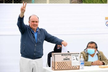 López Aliaga mostró su cédula