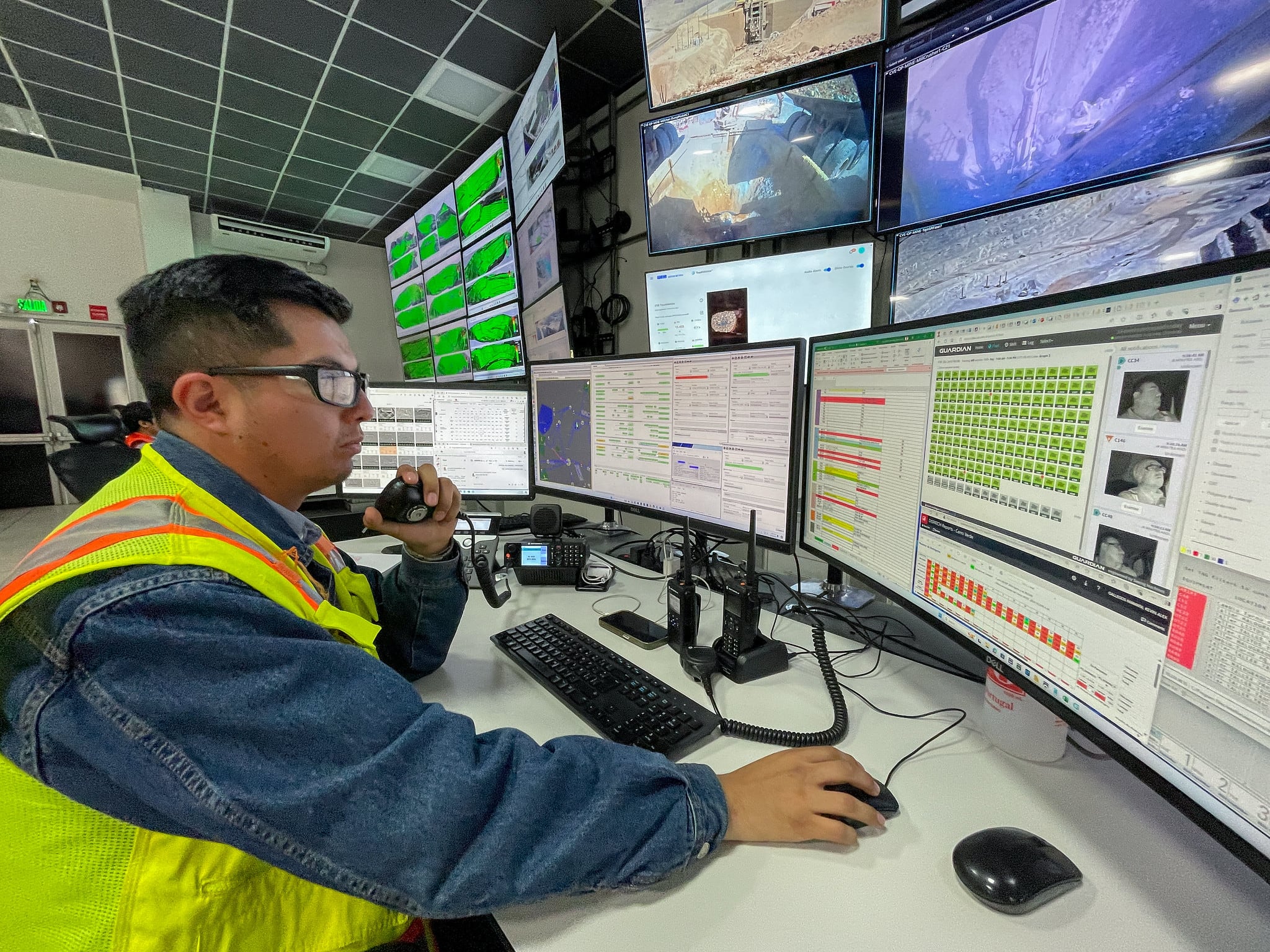 Programas de formación en sectores clave como minería, marketing e industria, con empleos bien remunerados y estabilidad laboral.