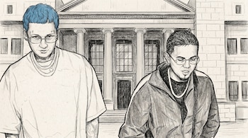Dibujo estilo boceto de Blessd con cabello azul y Dímelo Jara con barba, ambos con gafas, de pie frente a la fachada de un edificio neoclásico con columnas.